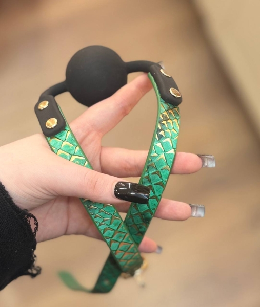 Кляп черный не дышащий, силикон ремешок зеленый под змею - Фотография №2