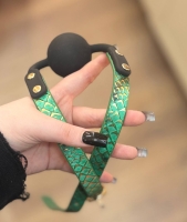 Кляп черный не дышащий, силикон ремешок зеленый под змею - Фотография №2