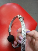 Кляп черный силикон не дышащий ремешок с узором под змею - Фотография №4