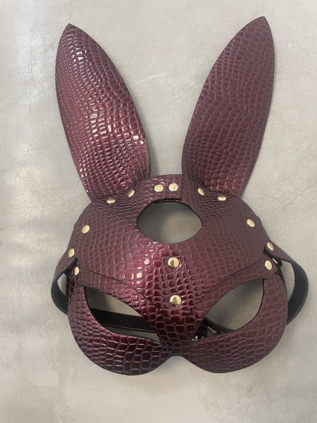Маска зайца бордовая - Фотография №1