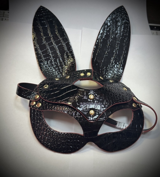Маска зайца черная с клепками - Фотография №1