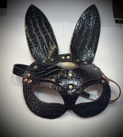 Маска зайца черная с клепками - Фотография №1