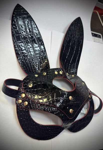 Маска зайца черная с клепками - Фотография №2