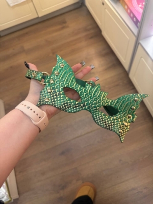 Маска зеленая под змею фигурная с клепками Интим Хаус