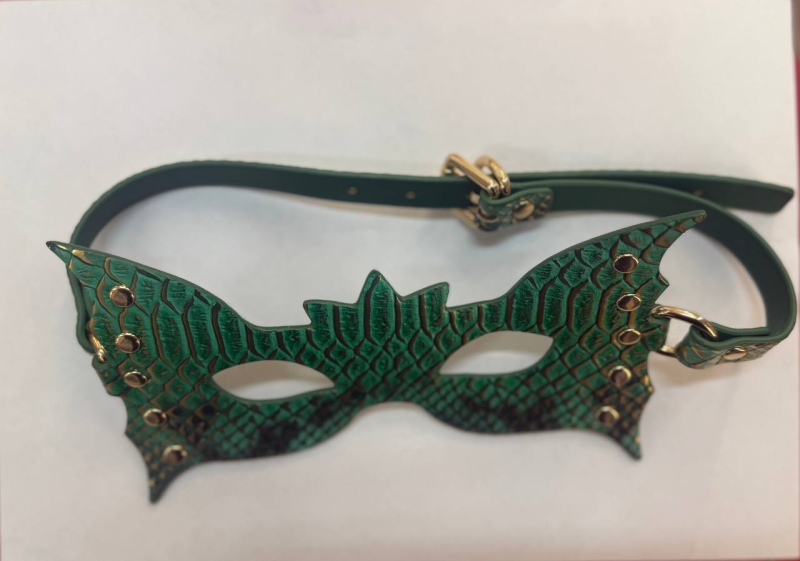 Маска зеленая под змею фигурная с клепками - Фотография №3
