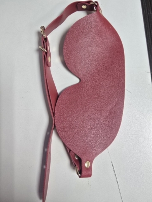 Маска на глаза закрытая с золотой фурнитурой "Бордо" с большим обхватом Интим Хаус