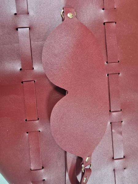 Маска на глаза закрытая с золотой фурнитурой "Бордо" с большим обхватом - Фотография №3