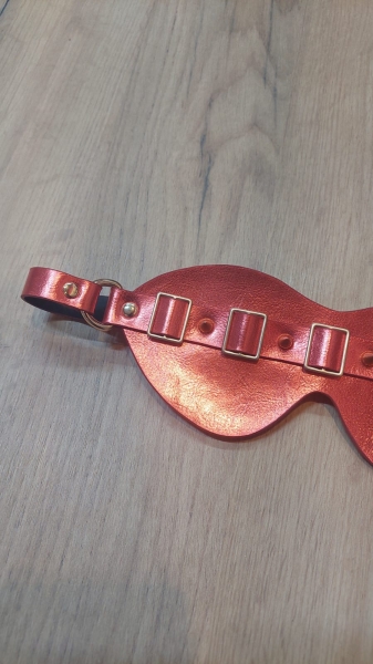 Маска на глаза закрытая красная с ремешком и шипами - Фотография №2