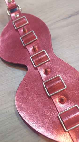 Маска на глаза закрытая красная с ремешком и шипами - Фотография №3