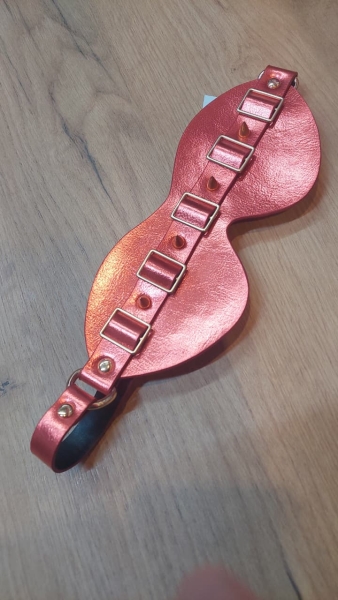 Маска на глаза закрытая красная с ремешком и шипами - Фотография №1