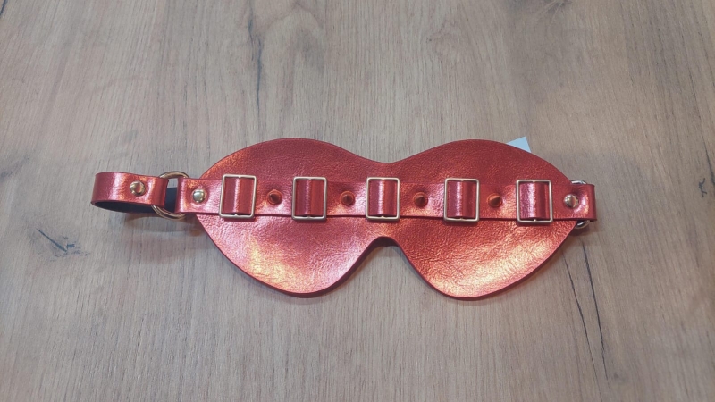 Маска на глаза закрытая красная с ремешком и шипами - Фотография №4