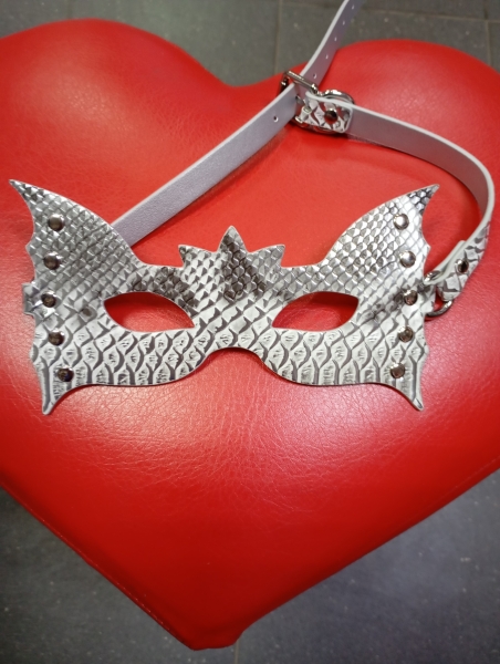 Маска серебрянная с клепками, узор под змею - Фотография №1