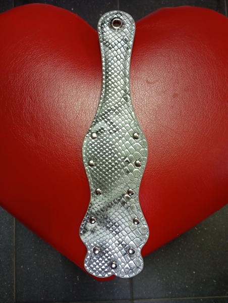 Шлепалка серебрянная с узором под кожу змеи, с клепками - Фотография №1