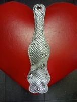 Шлепалка серебрянная с узором под кожу змеи, с клепками - Фотография №1