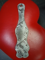 Шлепалка серебрянная с узором под кожу змеи, с клепками - Фотография №2