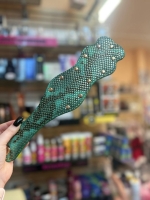 Шлепалка фигурная с клепами, зеленая под змею - Фотография №2