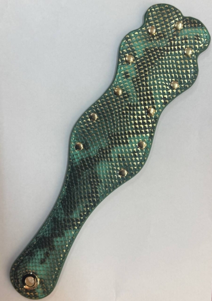 Шлепалка фигурная с клепами, зеленая под змею - Фотография №3