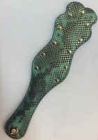 Шлепалка фигурная с клепами, зеленая под змею - Фотография №3