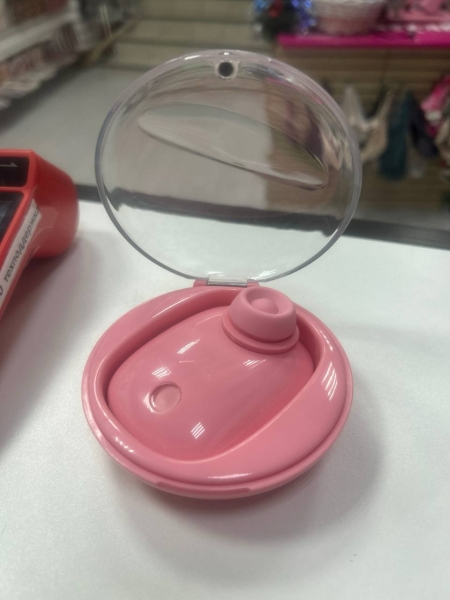 Вибратор розовый сосунок для клитора в круглом футляре - Фотография №1