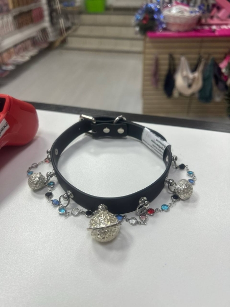 Ошейник черный узкий с круглыми серебристыми бубенцами - Фотография №1