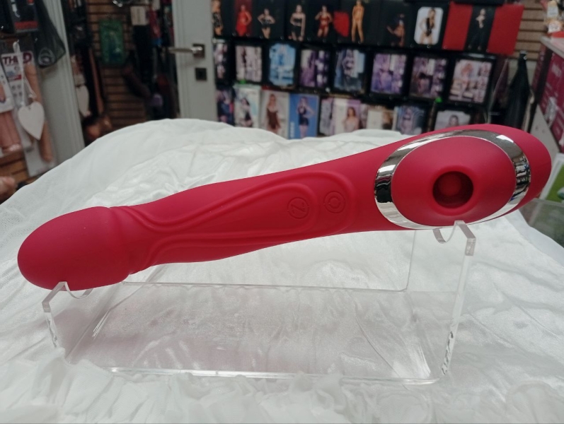 Вибратор красный двухсторонний, с одной стороны вибро с другой сосунок - Фотография №3