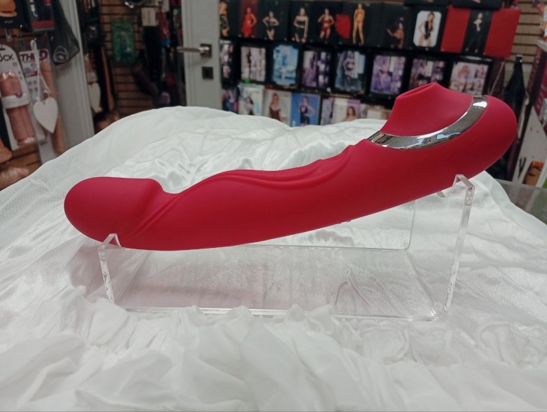 Вибратор красный двухсторонний, с одной стороны вибро с другой сосунок - Фотография №4