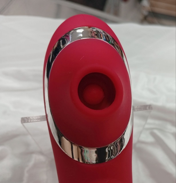 Вибратор красный двухсторонний, с одной стороны вибро с другой сосунок - Фотография №7