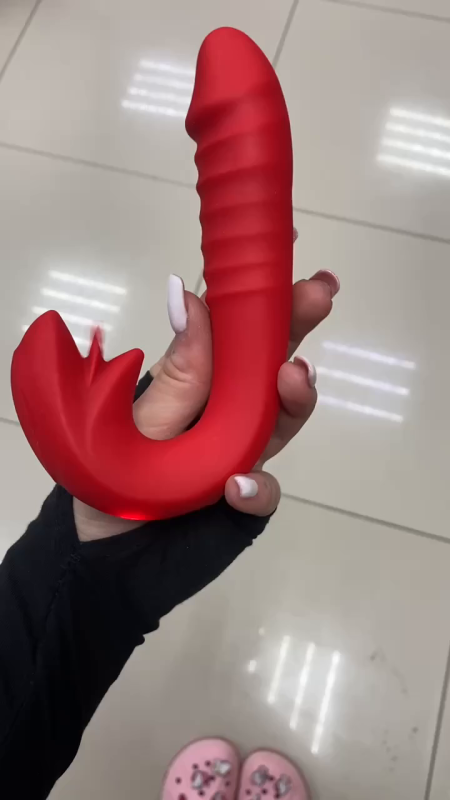 Вибратор красный изогнутый с клиторальным стимулятором тройным язычком