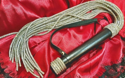 Плеть "BDSM Арсенал" черная ручка, хвосты из страз Интим Хаус