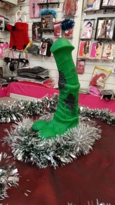 Фаллоимитатор гигант с мошонкой на присоске зеленый Интим Хаус