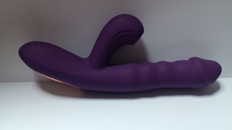 Вибратор фиолетовый с клиторалым сосущим эффектом - Фотография №2