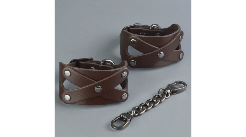 Наручники "Цезарь" с перекрестием на запястьях на цепочке коричневые - Фотография №1